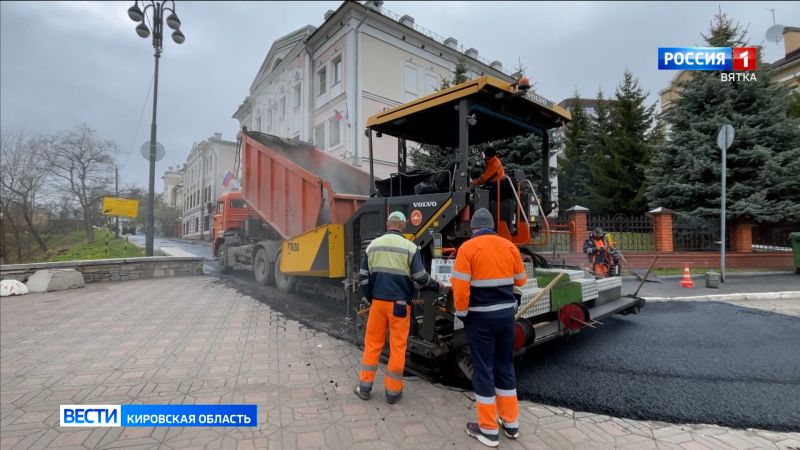 На улице Труда в Кирове укладывают верхний слой асфальта