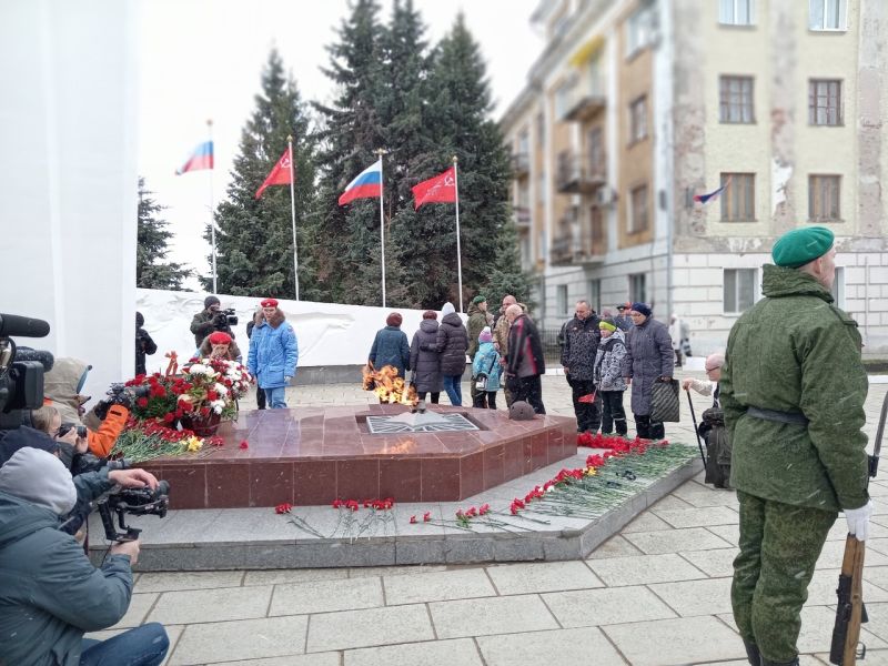 В Кирове возложили цветы к мемориалу «Вечный огонь»