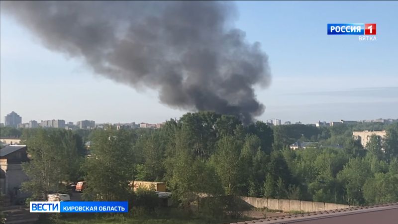 В Кирове на улице Северо-Садовой загорелся неэксплуатируемый склад