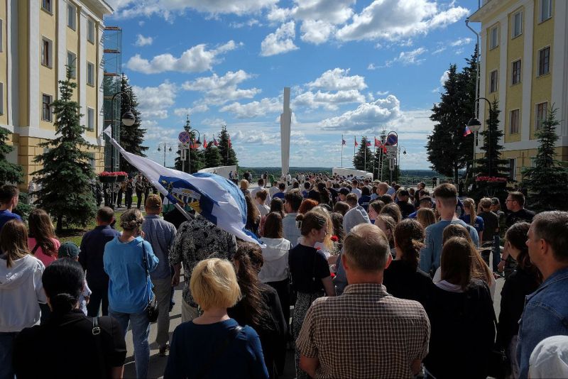 В День памяти и скорби в Кирове возложил цветы к памятнику воинам-кировчанам