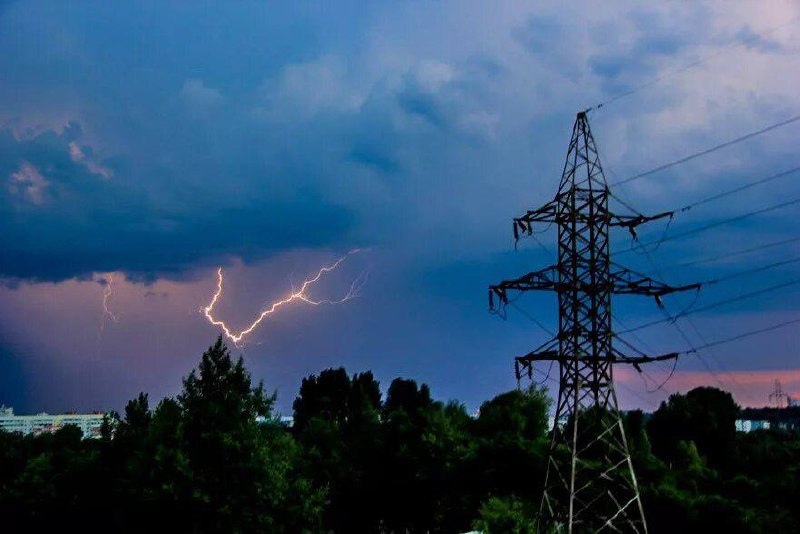 Повреждены две кровли, нарушено электроснабжение в 246 населенных пунктах: о последствиях стихии в Кировской области