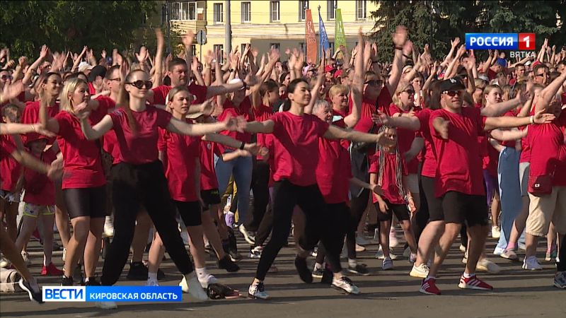 Кировчан приглашают на утреннюю зарядку в Александровском саду