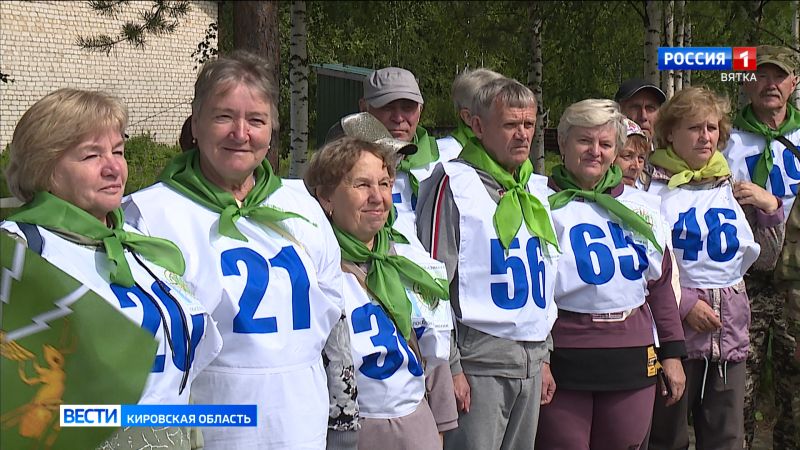 В поселке Безбожник пожилых жителей учат спортивному ориентированию в лесу