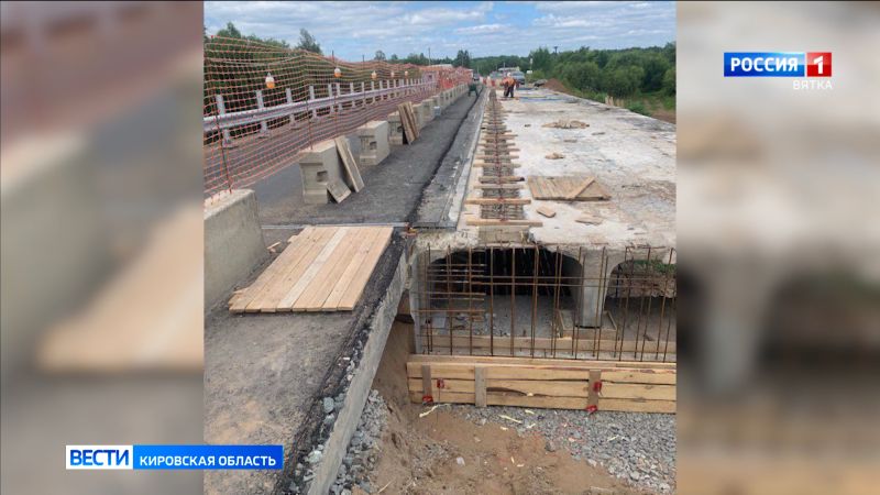 В Кирово-Чепецком районе продолжается капитальный ремонт моста через реку Филипповку