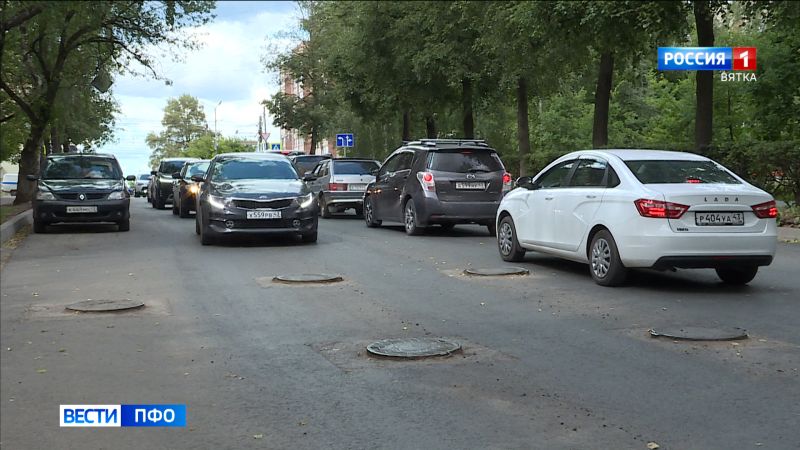 На улице Профсоюзной в Кирове люки колодцев расположены выше дорожного покрытия