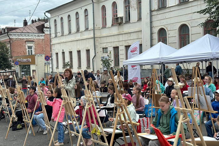 Более сотни кировчан нарисовали рассвет во время массового мастер-класса