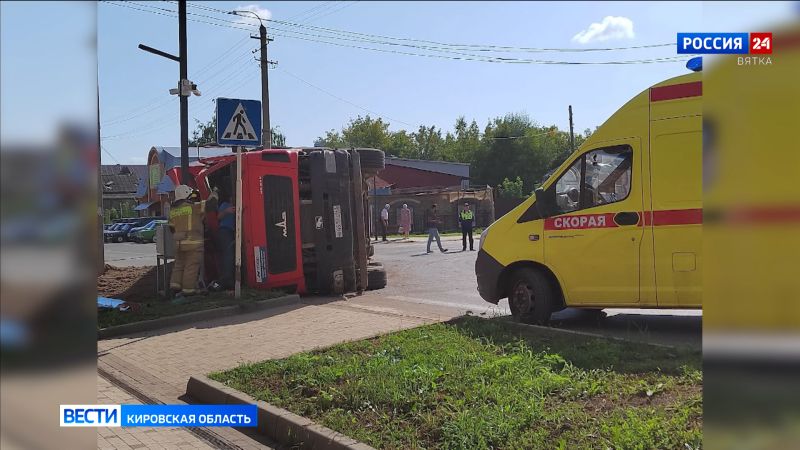 В Вятских Полянах перевернулся грузовик с песком