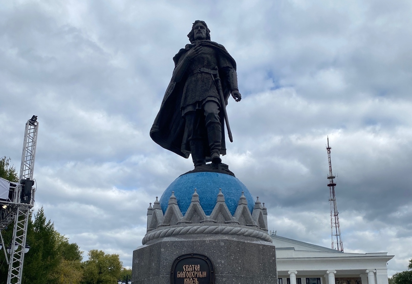 В Кирове состоялась торжественная церемония открытия и освящения памятника святому благоверному князю Александру Невскому