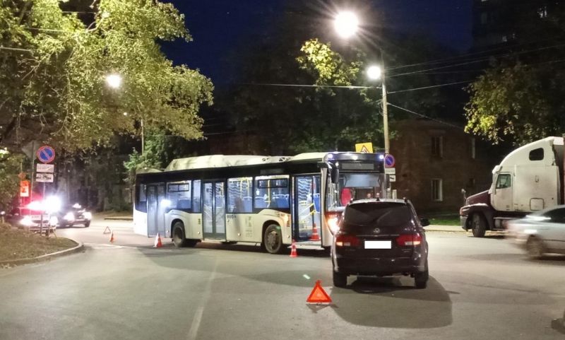 В Кирове пассажиры автобуса снова пострадали во время движения