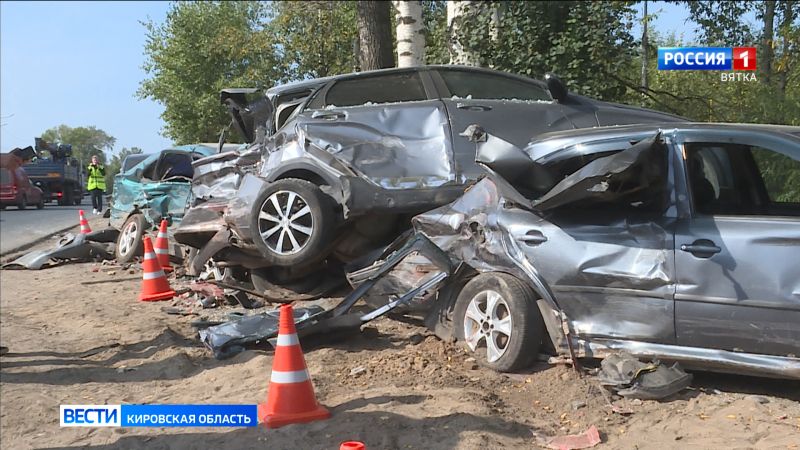 В Кирове водитель автобуса протаранил 10 автомобилей и врезался в дерево