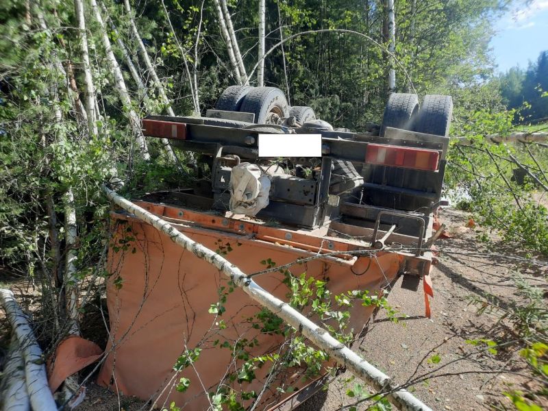 В Кировской области погиб водитель перевернувшегося КАМАЗа