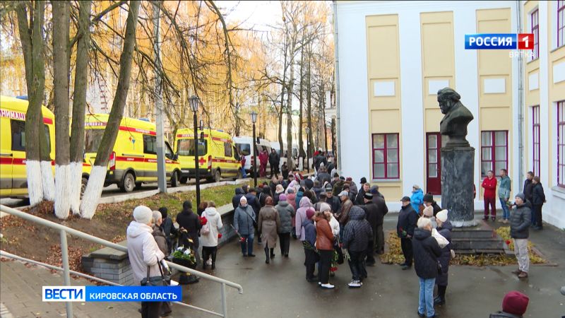 В Кирове простились с бригадой медиков и пилотом упавшего вертолета Ми-2