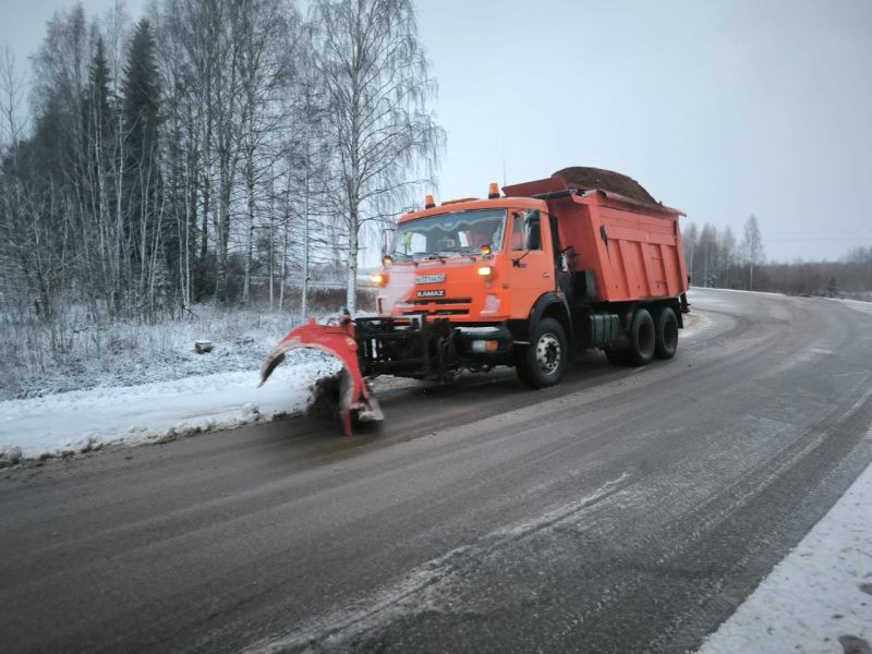 Первый снег дорожники Кировской области встретили техникой и солью