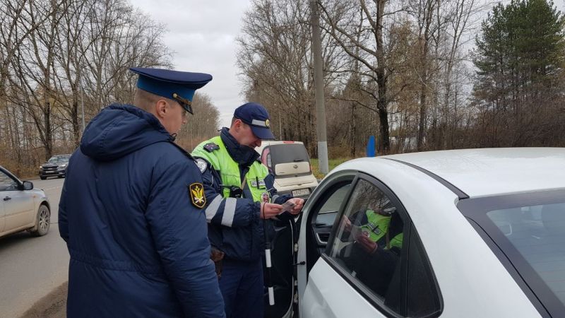 На дорогах Кирова ловят «злостных» должников