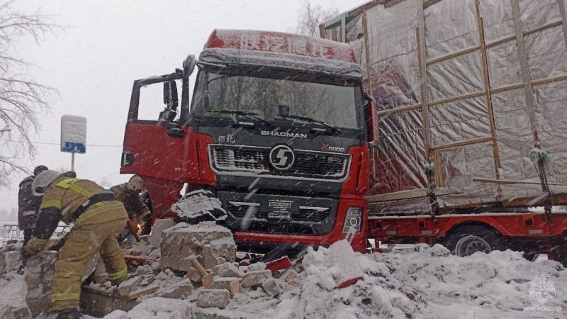 В Кировской области фура въехала в остановку