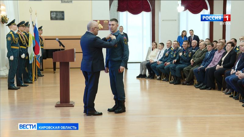 Александр Соколов поздравил кировских спасателей с профессиональным праздником