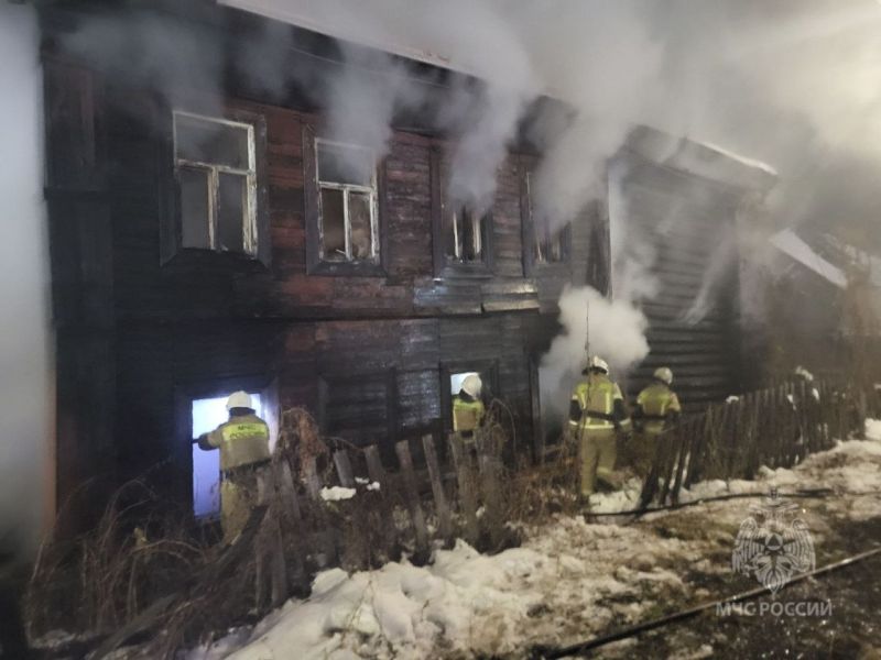 В центре Кирова загорелся деревянный дом