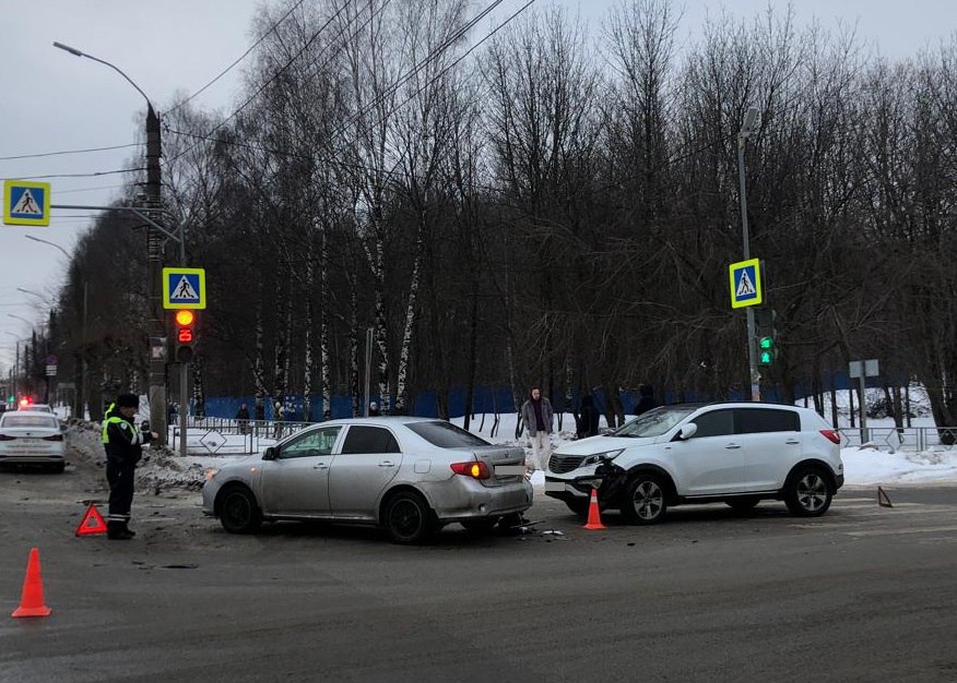 На улице Московской в Кирове столкнулись два автомобиля: один человек получил травмы