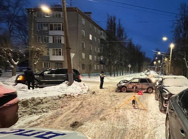 В Кирове 19–летний водитель ВАЗа влетел в Cadillac