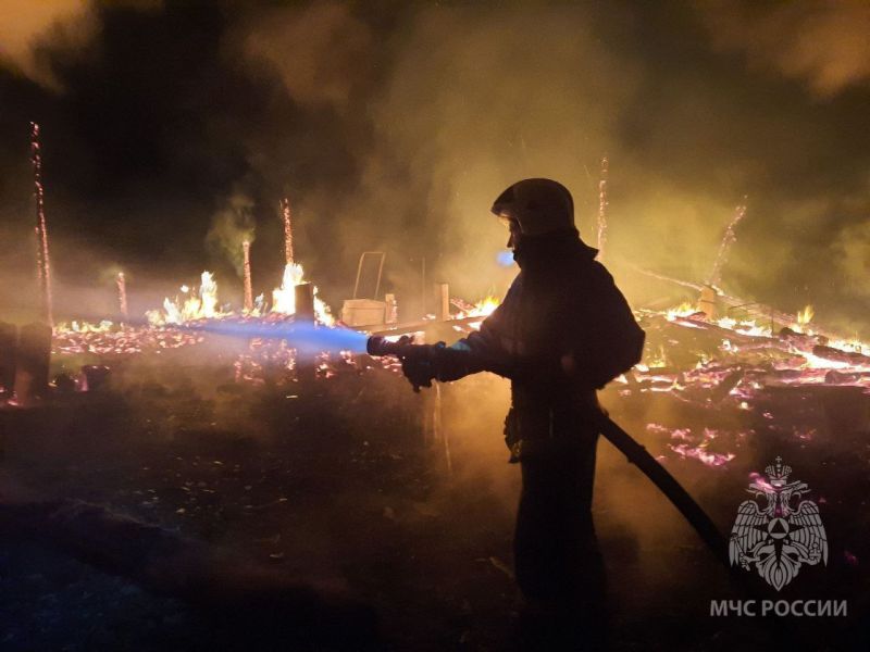 В Вятскополянском районе загорелся частный хозяйственный блок