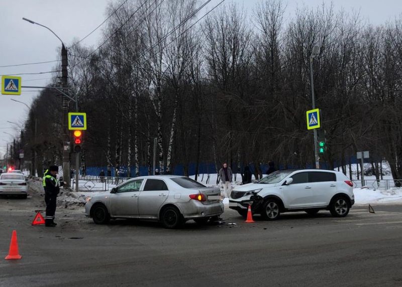 На улице Московской в Кирове столкнулись два автомобиля: один человек получил травмы